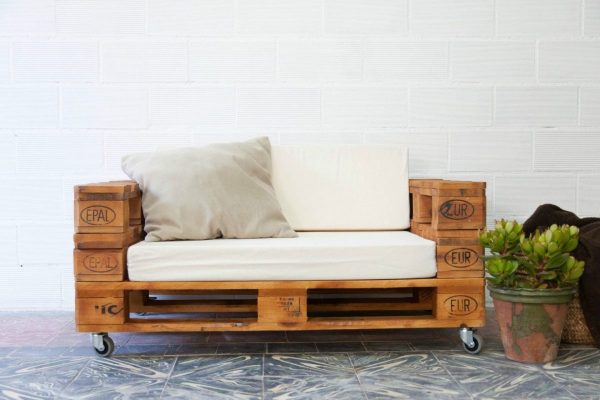 Лофт-кресло из поддонов на колесиках — Для бизнеса