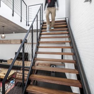 Лестница маршевая на металлокаркасе “Дания” — Лестницы металлические лофт