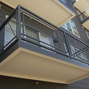 Ограждение перила для балкона из металла и сетки — ЛОФТ